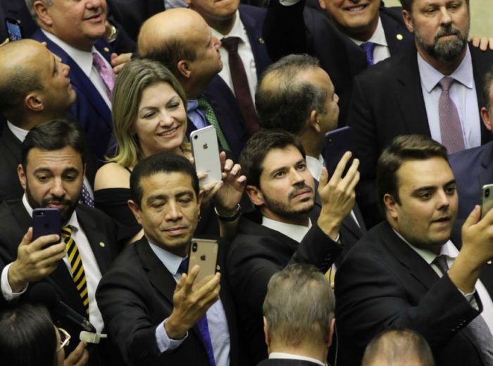 Congressistas tiram fotos e fazem lives durante votação da reforma da Previdência na Câmara (10.jul). Deputados utilizam a cota parlamentar para aumentar seus seguidores nas redes sociais