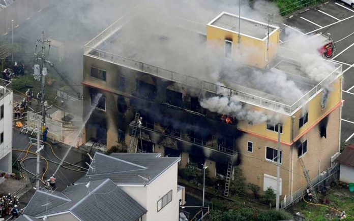 Fogo tomou conta de parte do prédio da Kyoto Animation — Foto: Kyodo / via Reuters