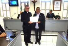 Vereador Nequinho homenageia Padre José Silvio de Brito, pároco de Ceará-Mirim Padre José Silvio de Brito recebendo homenagem do Vereador Nequinho