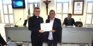 Vereador Nequinho homenageia Padre José Silvio de Brito, pároco de Ceará-Mirim Padre José Silvio de Brito recebendo homenagem do Vereador Nequinho