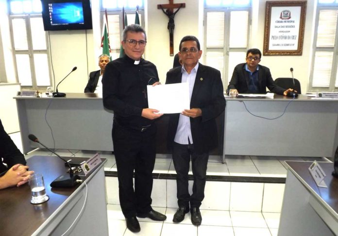 Padre José Silvio de Brito recebendo homenagem do Vereador Nequinho