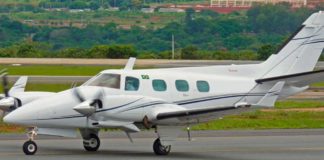 Piloto morre durante voo e copiloto assume comando da aeronave