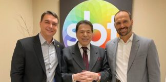 Flávio e Eduardo Bolsonaro gravam programa com Silvio Santos; Eduardo vai armado Reprodução/Twitter