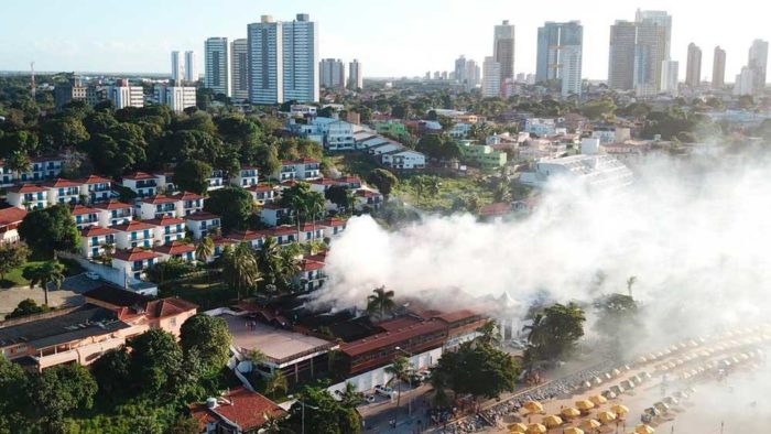 Fumaça que saiu de hotel em que aconteceu incêndio em Ponta Negra, na Zona Sul de Natal, se espalhou pela praia — Foto: Thiago Queiroga