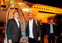 Em 28 anos, clã Bolsonaro nomeou 102 pessoas com laços familiares Bolsonaro e o filho Eduardo prestes a embarcar no Aerococa (Imagem: reprodução)