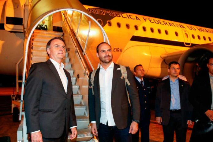 Bolsonaro e o filho Eduardo prestes a embarcar no Aerococa (Imagem: reprodução)
