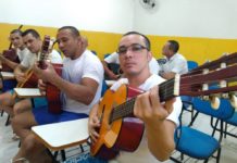 Centro de detenção do RN oferece aulas de violão a presos em projeto de ressocialização Presos fazem aulas no — Foto: Divulgação