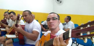Centro de detenção do RN oferece aulas de violão a presos em projeto de ressocialização Presos fazem aulas no — Foto: Divulgação