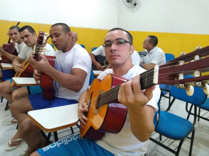 Presos fazem aulas no — Foto: Divulgação