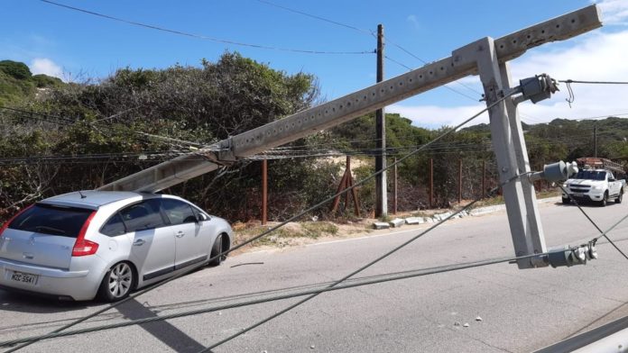 Carro derrubou poste em acidente na Via Costeira, em Natal, na manhã desta sexta-feira (12). — Foto: Sérgio Henrique Santos/Inter TV Cabugi