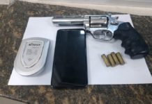 Foragido da Justiça morre em confronto com a polícia em Ceará-Mirim Revólver calibre 38 foi apreendido pela PM com foragido da Justiça morto em confronto na praia de Muriú — Foto: Divulgação/PM