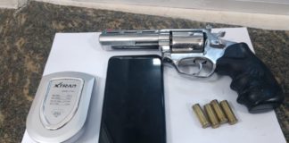 Foragido da Justiça morre em confronto com a polícia em Ceará-Mirim Revólver calibre 38 foi apreendido pela PM com foragido da Justiça morto em confronto na praia de Muriú — Foto: Divulgação/PM