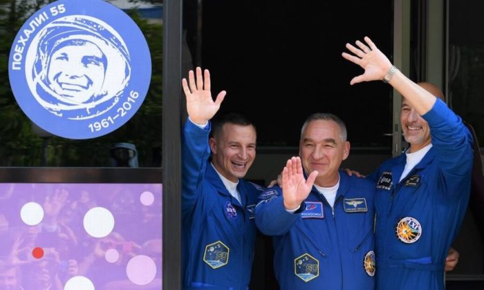 O americano Andrew Morgan, o russo Alexander Skvortsov e o italiano Luca Parmitano se preparam para decolar do Cazaquistão para a Estação Espacial Internacional Foto: KIRILL KUDRYAVTSEV/ AFP