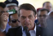 Bolsonaro diz que decisão sobre possível destruição de mensagens hackeadas não é de Moro O presidente Jair Bolsonaro participou neste sábado de soleninade de formatura de novos paraquedistas no 26º Batalhao de Infantaria Paraquedista na Vila Militar Foto: Alexandre Cassiano / Agência O Globo