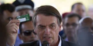 Bolsonaro diz que decisão sobre possível destruição de mensagens hackeadas não é de Moro O presidente Jair Bolsonaro participou neste sábado de soleninade de formatura de novos paraquedistas no 26º Batalhao de Infantaria Paraquedista na Vila Militar Foto: Alexandre Cassiano / Agência O Globo