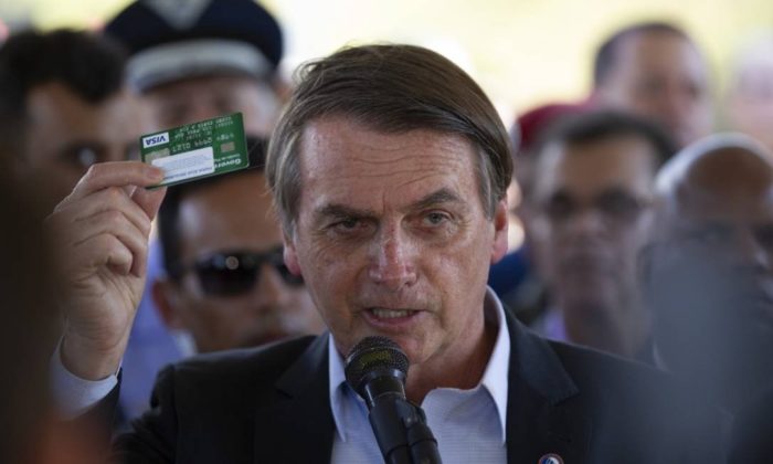 O presidente Jair Bolsonaro participou neste sábado de soleninade de formatura de novos paraquedistas no 26º Batalhao de Infantaria Paraquedista na Vila Militar Foto: Alexandre Cassiano / Agência O Globo