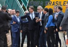 Em meio a polêmicas, Bolsonaro inaugura aeroporto na Bahia: ‘Somos todos paraíbas’ Presidente Jair Bolsonaro cumprimenta prefeito de Salvador, ACM Neto, no Aeroporto Glauber Rocha Foto: Reprodução/Twitter/Ministério da Infraestrutura