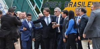 Em meio a polêmicas, Bolsonaro inaugura aeroporto na Bahia: ‘Somos todos paraíbas’ Presidente Jair Bolsonaro cumprimenta prefeito de Salvador, ACM Neto, no Aeroporto Glauber Rocha Foto: Reprodução/Twitter/Ministério da Infraestrutura