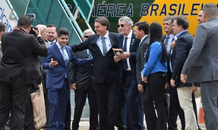 Presidente Jair Bolsonaro cumprimenta prefeito de Salvador, ACM Neto, no Aeroporto Glauber Rocha Foto: Reprodução/Twitter/Ministério da Infraestrutura