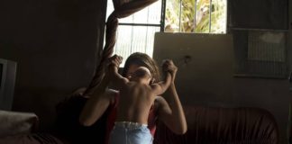 Estudo indica reversão de microcefalia em casos de bebês nascidos de mães infectadas por zika Crianças que nasceram de mães infectadas pelo vírus da zika, no auge da epidemia, em 2016. Foto: Márcia Foletto / Agência O Globo