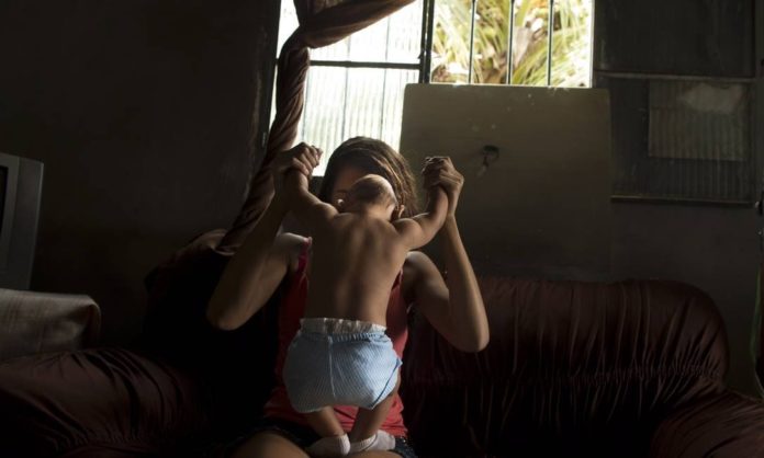 Crianças que nasceram de mães infectadas pelo vírus da zika, no auge da epidemia, em 2016. Foto: Márcia Foletto / Agência O Globo