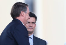 Bolsonaro muda discurso e retira carta branca prometida a Moro O presidente Jair Bolsonaro e o ministro Sergio Moro (Justiça) durante cerimônia de comemoração ao Dia do Soldado, nesta sexta (23), em Brasília - Pedro Ladeira/Folhapress