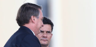 Bolsonaro muda discurso e retira carta branca prometida a Moro O presidente Jair Bolsonaro e o ministro Sergio Moro (Justiça) durante cerimônia de comemoração ao Dia do Soldado, nesta sexta (23), em Brasília - Pedro Ladeira/Folhapress