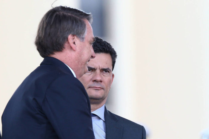 O presidente Jair Bolsonaro e o ministro Sergio Moro (Justiça) durante cerimônia de comemoração ao Dia do Soldado, nesta sexta (23), em Brasília - Pedro Ladeira/Folhapress