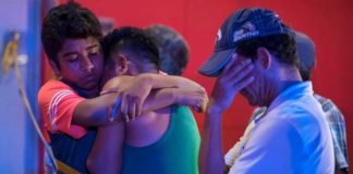 Homens travam portas, ateiam fogo a bar e matam 25 pessoas no México Pessoas do lado de fora do bar que foi incendiado em Coatzacoalcos - Angel Hernandez/AFP