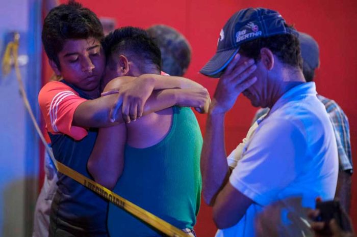 Pessoas do lado de fora do bar que foi incendiado em Coatzacoalcos - Angel Hernandez/AFP