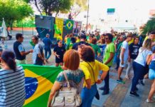 Grupo faz ato em favor da operação Lava Jato e contra STF em Natal NATAL, 15h25: Manifestantes se concentram na calçada de shopping na Zona Leste — Foto: Acson Freitas/Inter TV Cabugi
