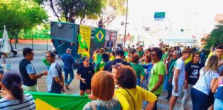 Grupo faz ato em favor da operação Lava Jato e contra STF em Natal NATAL, 15h25: Manifestantes se concentram na calçada de shopping na Zona Leste — Foto: Acson Freitas/Inter TV Cabugi