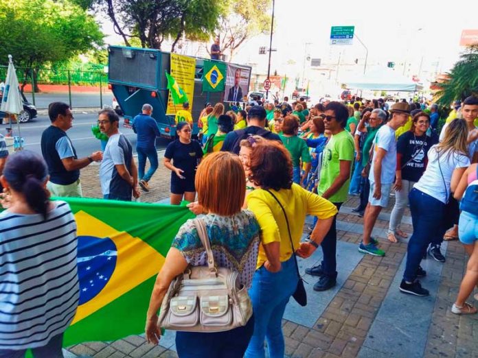 NATAL, 15h25: Manifestantes se concentram na calçada de shopping na Zona Leste — Foto: Acson Freitas/Inter TV Cabugi