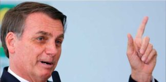 “Vão morrer na rua igual barata”, diz Bolsonaro ao defender excludente de ilicitude Presidente Jair Bolsonaro durante cerimônia no Palácio do Planalto 01/08/2019 REUTERS/Adriano Machado