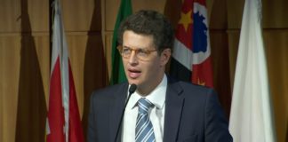 Ministro do Meio Ambiente, Ricardo Salles, é internado em Brasília O ministro Ricardo Salles em evento nesta segunda-feira (26), participa de evento no Secovi, em São Paulo — Foto: TV Globo/Reprodução