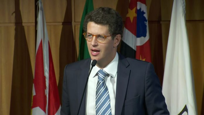 O ministro Ricardo Salles em evento nesta segunda-feira (26), participa de evento no Secovi, em São Paulo — Foto: TV Globo/Reprodução