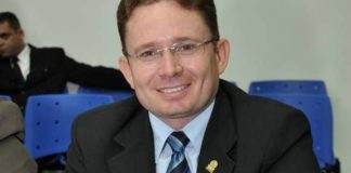 Na PB, prefeito de Patos entrega o cargo