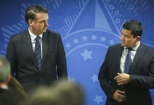 Bolsonaro sinaliza possibilidade de trocar diretor da PF: ‘Eu indico, não o Moro’ 'Está na lei que eu indico e não o Sergio Moro. E ponto final', disse Bolsonaro