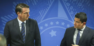 Bolsonaro sinaliza possibilidade de trocar diretor da PF: ‘Eu indico, não o Moro’ 'Está na lei que eu indico e não o Sergio Moro. E ponto final', disse Bolsonaro