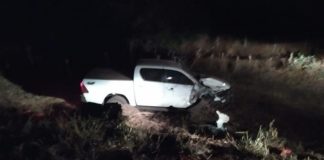 Cinco pessoas morrem em acidente na BR-405 no interior do RN Caminhonete atingiu três motos na BR-405; cinco pessoas morreram — Foto: Thiago Aragão