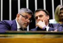 ‘Sei nem quem é esse’, diz Bolsonaro sobre Alexandre Frota O presidente Jair Bolsonaro conversa com o deputado Alexandre Frota no plenário da Câmara durante solenidade em maio deste ano — Foto: Michel Jesus/ Câmara dos Deputados