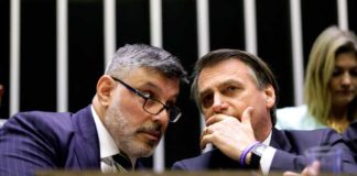 ‘Sei nem quem é esse’, diz Bolsonaro sobre Alexandre Frota O presidente Jair Bolsonaro conversa com o deputado Alexandre Frota no plenário da Câmara durante solenidade em maio deste ano — Foto: Michel Jesus/ Câmara dos Deputados