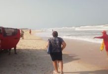 Turistas italianos são salvos de afogamento em praia da Grande Natal Estrangeiros foram arrastados pela correnteza e necessitaram do resgate imediato — Foto: CBM-RN/Divulgação