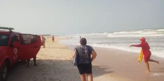 Turistas italianos são salvos de afogamento em praia da Grande Natal Estrangeiros foram arrastados pela correnteza e necessitaram do resgate imediato — Foto: CBM-RN/Divulgação