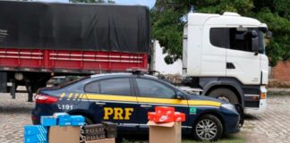 Mais de 5 mil pares de tênis são apreendidos durante abordagem a carreta na BR-101 no RN Carga de tênis, a maioria falsificados, foi apreendida na noite de segunda-feira (12) na BR-101. — Foto: PRF/Divulgação