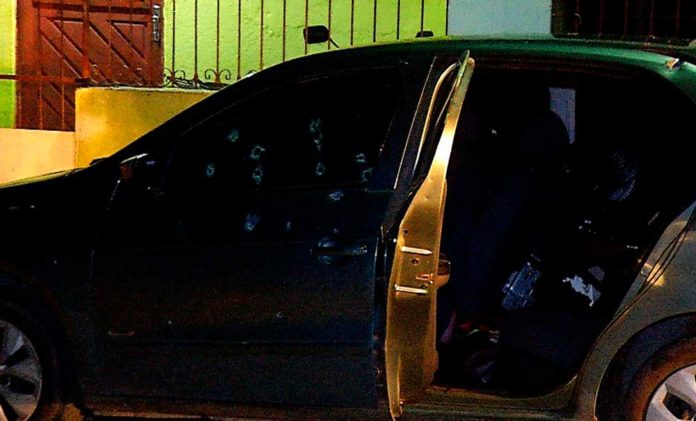 Carro ficou crivado de balas — Foto: Inter TV Cabugi