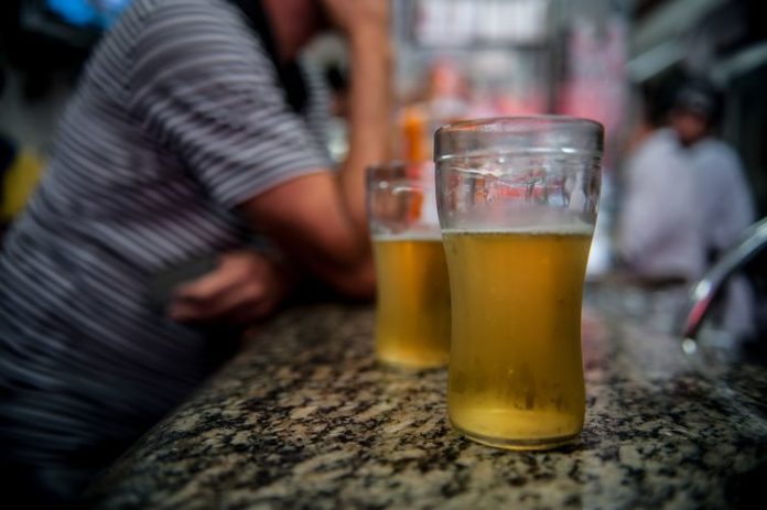 Mais de dois milhões de brasileiros têm traços de dependência da bebida alcoólica (Arquivo/Marcelo Camargo/Agência Brasil)
