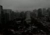 Confirmado: céu escuro em São Paulo é resultado das queimadas na Amazônia Nas redes sociais, foram difundidas imagens impressionantes de São Paulo vivendo a tarde como se fosse noite. (Foto: Reprodução/Twitter)