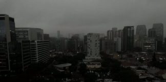 Confirmado: céu escuro em São Paulo é resultado das queimadas na Amazônia Nas redes sociais, foram difundidas imagens impressionantes de São Paulo vivendo a tarde como se fosse noite. (Foto: Reprodução/Twitter)