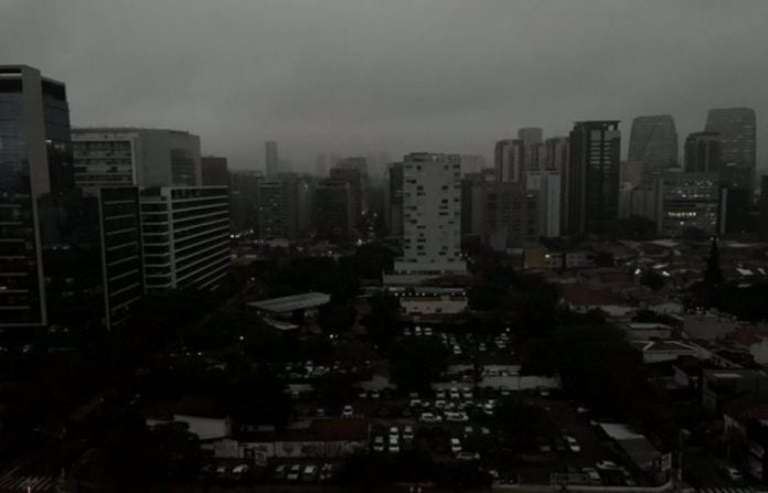 Nas redes sociais, foram difundidas imagens impressionantes de São Paulo vivendo a tarde como se fosse noite. (Foto: Reprodução/Twitter)